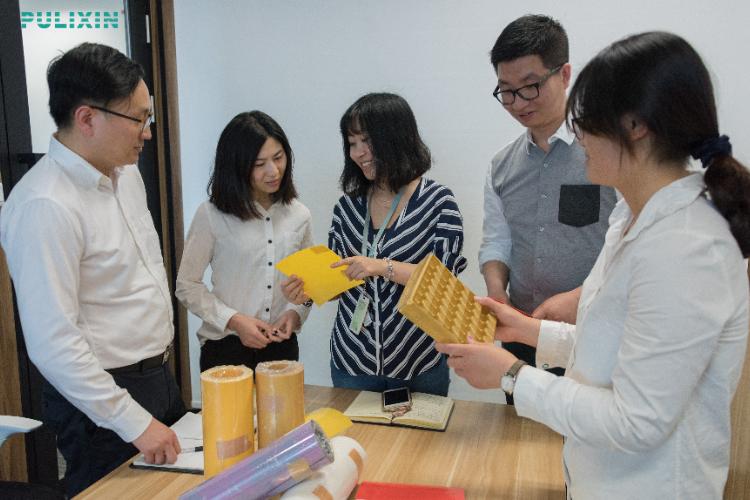 Visita de un cliente de Singapur: rollos de láminas de plástico PS